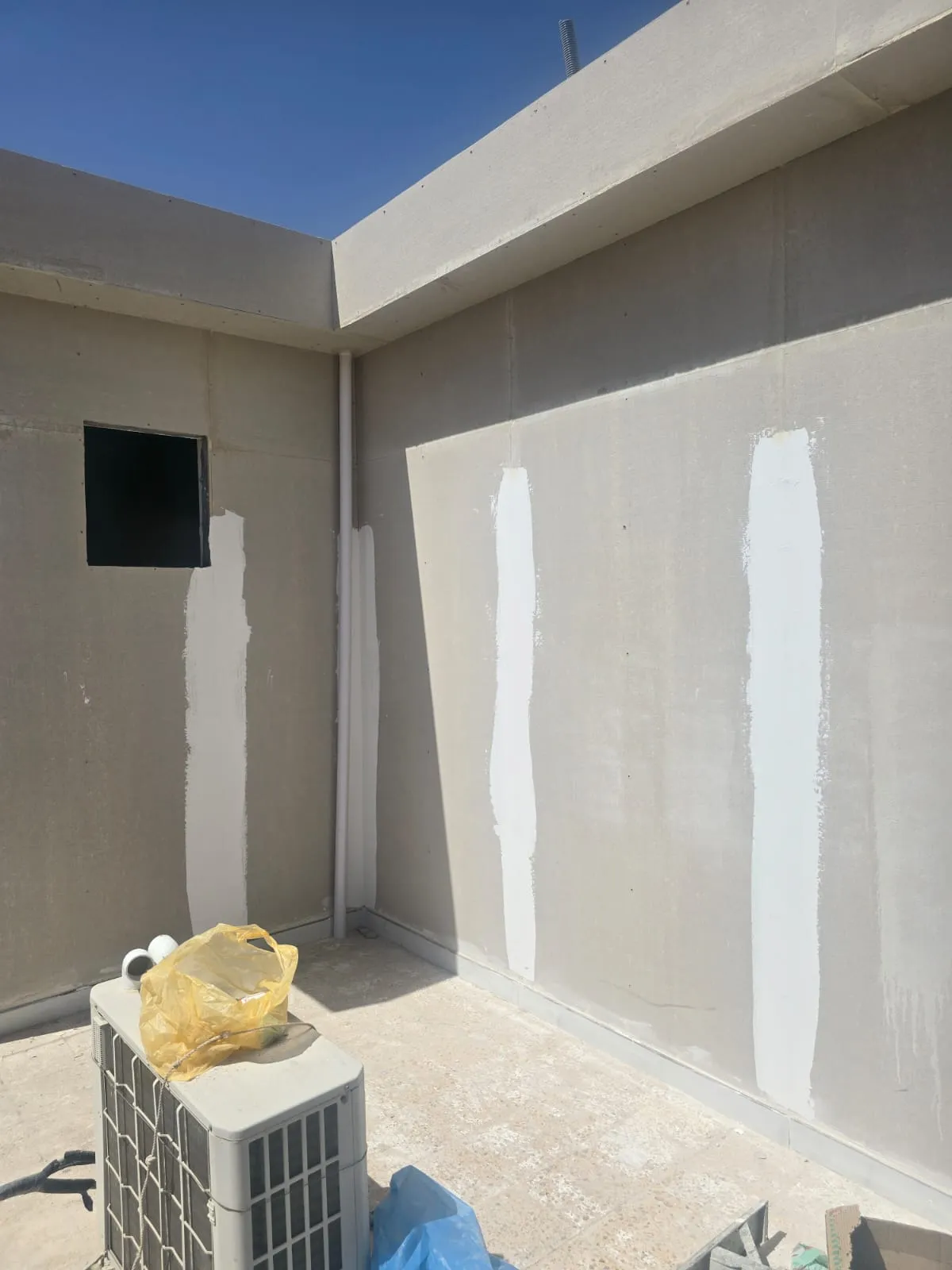 بناء غرف ساندوتش بانل للسطح